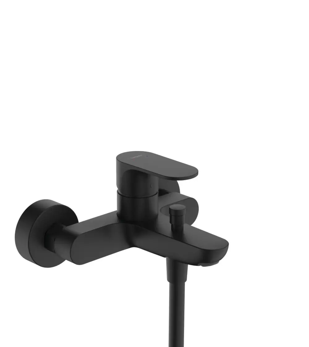 Schwarzer Einhebel-Wannenmischer von Hansgrohe mit schmalem Design und runder Blende. Auslauf mit Griff auf der Oberseite und zusätzlichem Knopf an der Seite.
